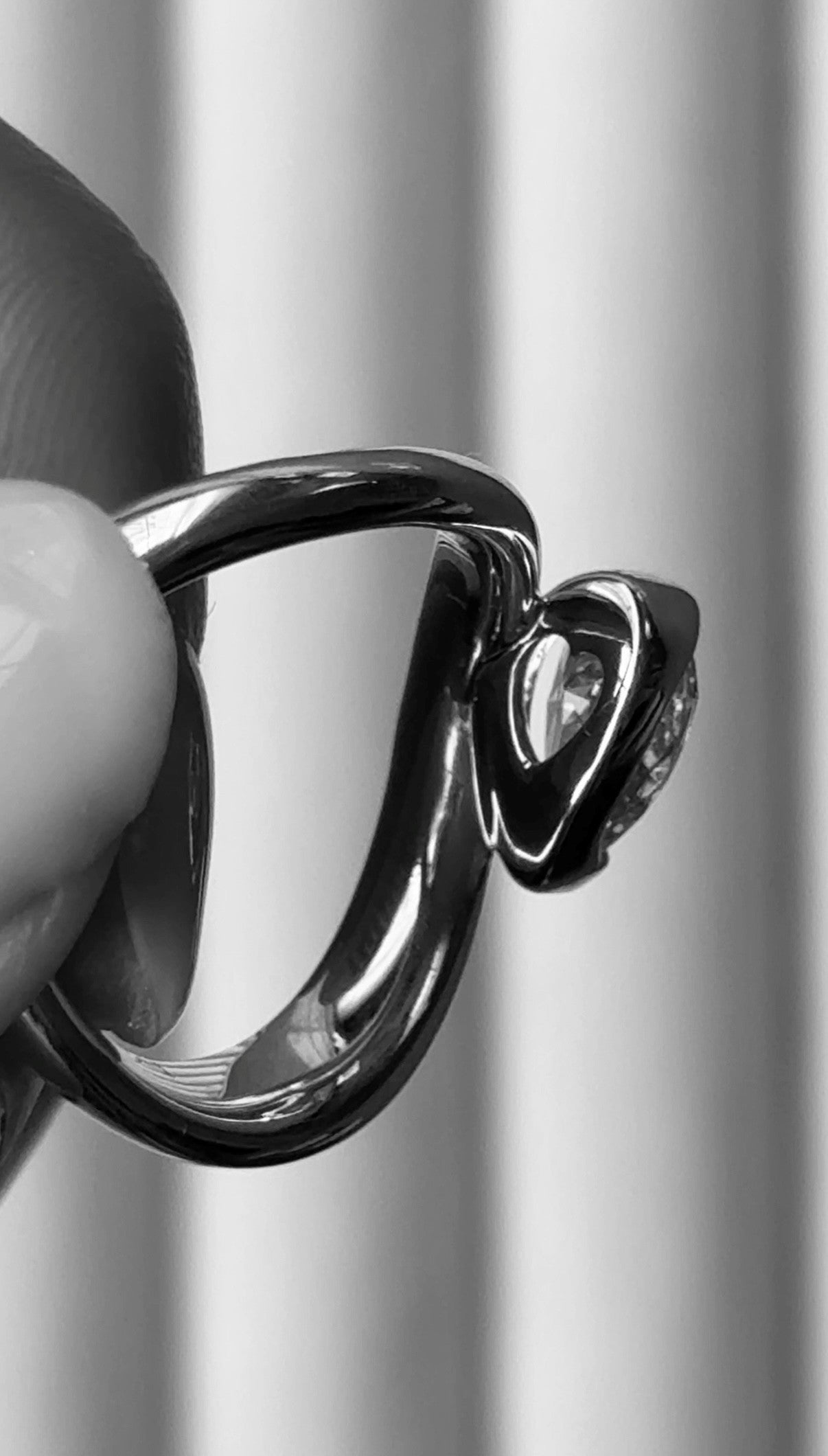Close-up of a solid gold ring with a heart-shaped diamond for full personal customisation 