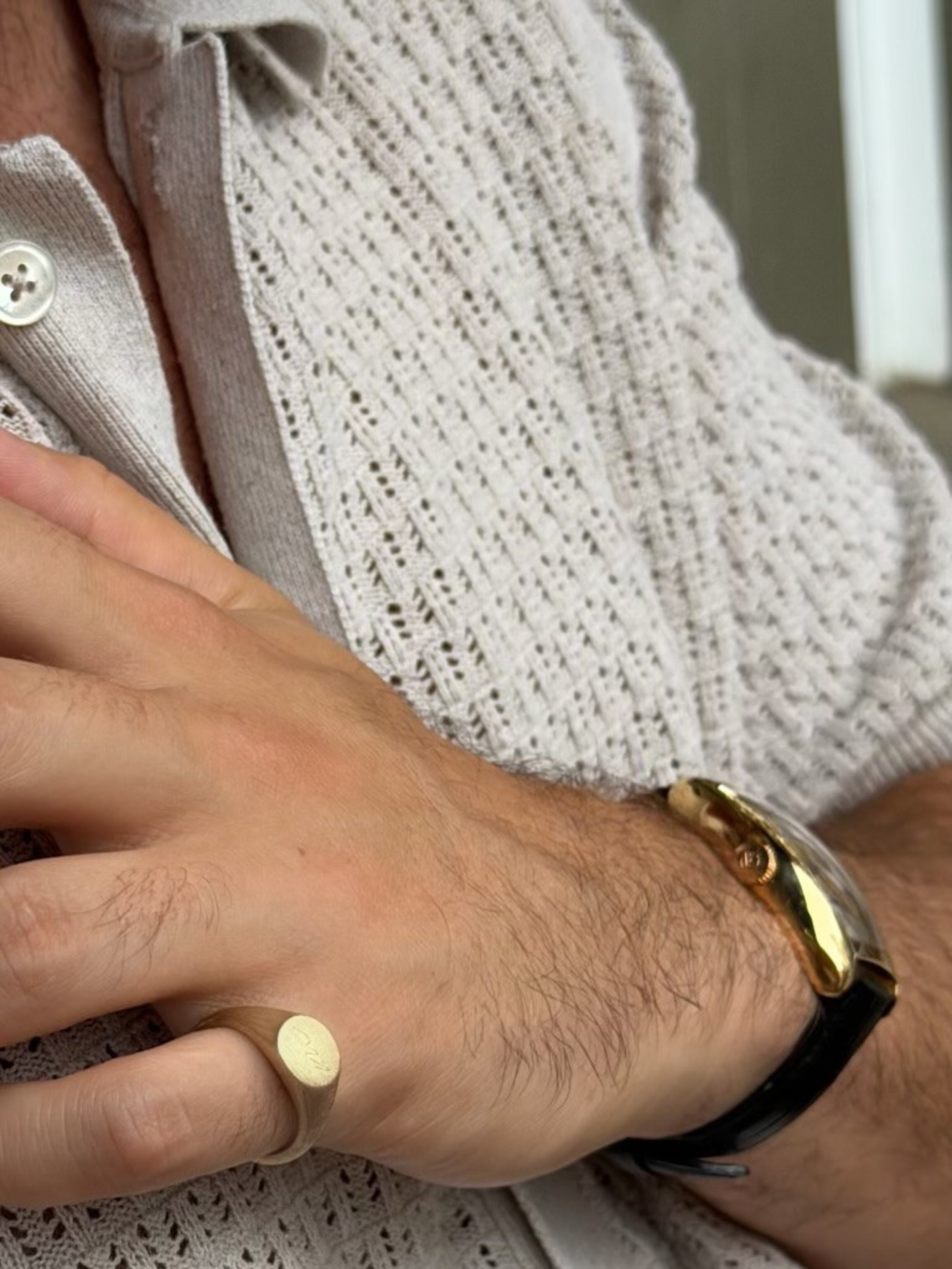 Detail of a single engraved letter on the LEO round signet ring in solid yellow gold, a custom monogram signet by DÉSIR