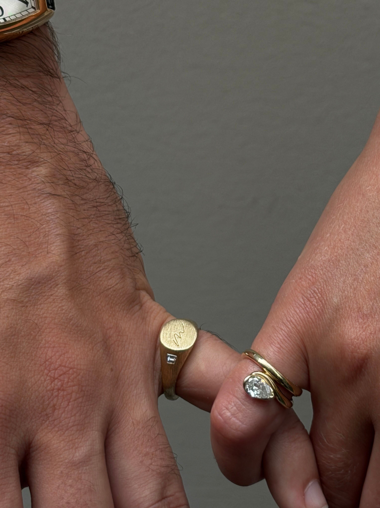 Close-up of the LEO round signet face in solid 9ct yellow gold, shown in a polished finish, men's fine jewellery by DÉSIR