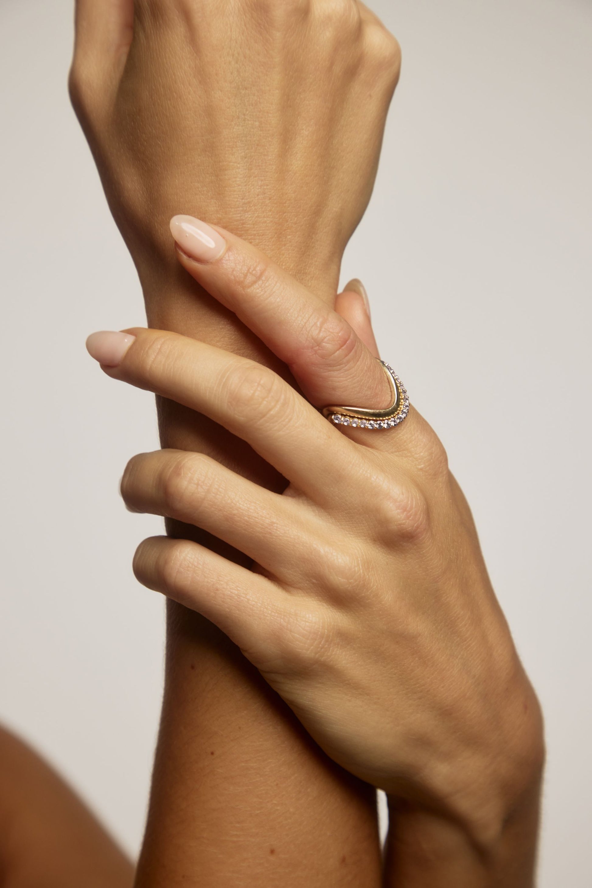 Side view of the SIA pavé ring showing round lab-grown diamonds pavé-set across a sculpted yellow gold curve