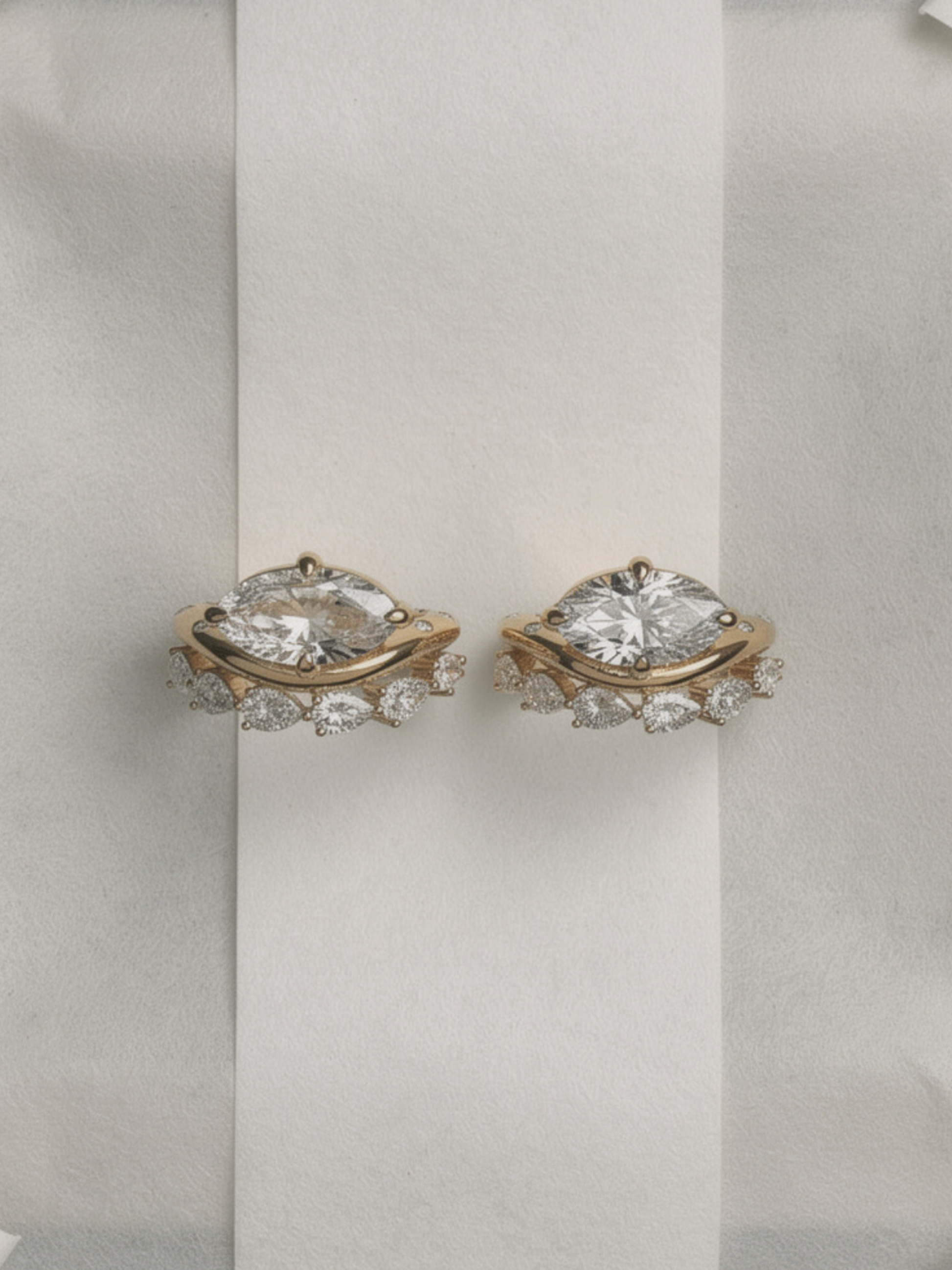 Close-up of the four compass prongs and optional graduating diamonds on the TIA curved band, available with natural diamonds