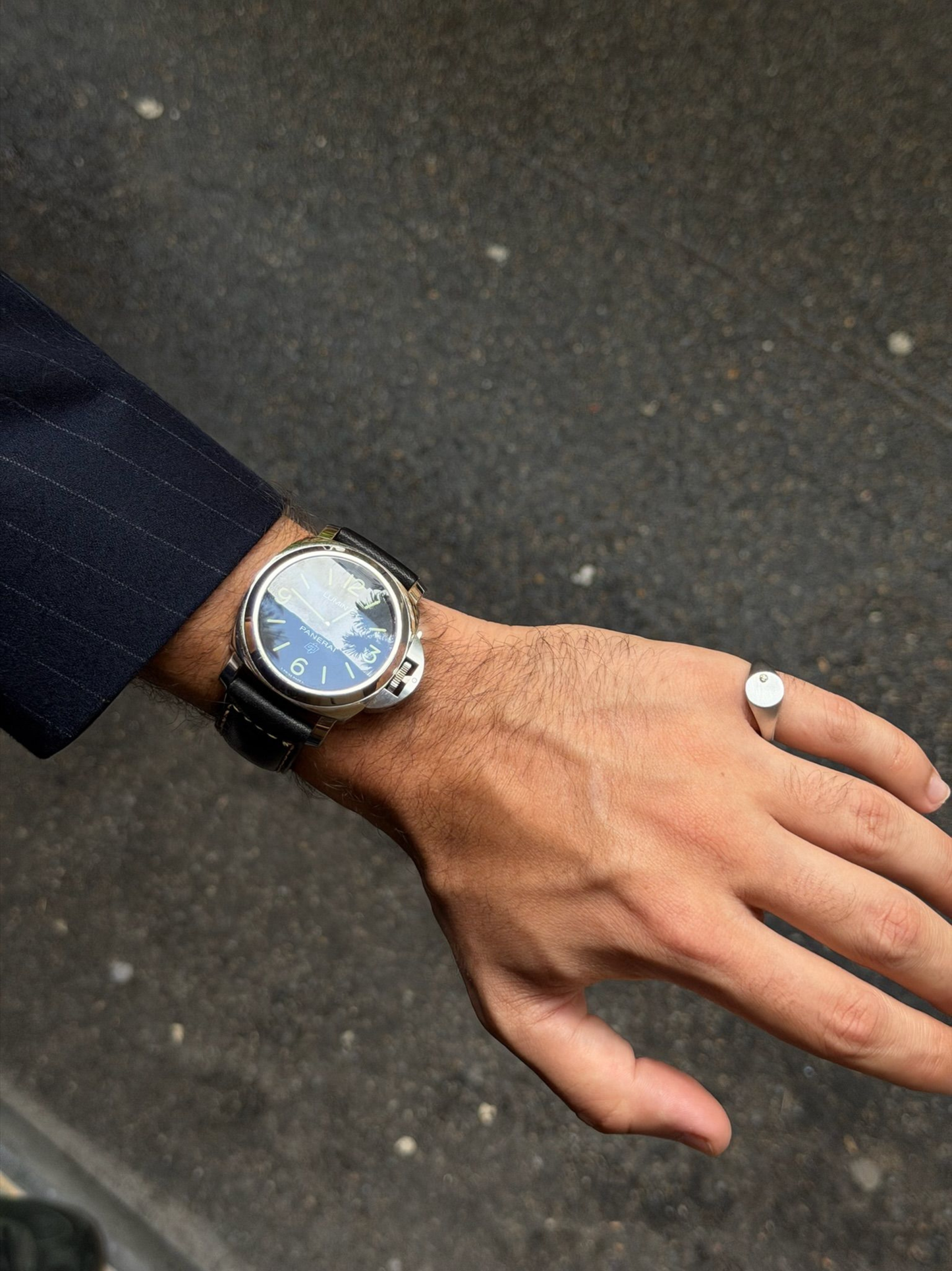 Close-up of the LEO round signet face in solid 9ct white gold, shown in a brushed finish, men's fine jewellery by DÉSIR